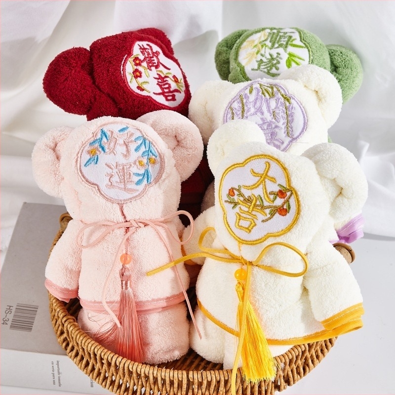 Kötött anyagú, hímzett maci törölköző – esküvői és koszorúslányok ajándéka, 21 szál, hímzés és varrás, 80–100 g, törölköző típus: törölköző/arc törölköző