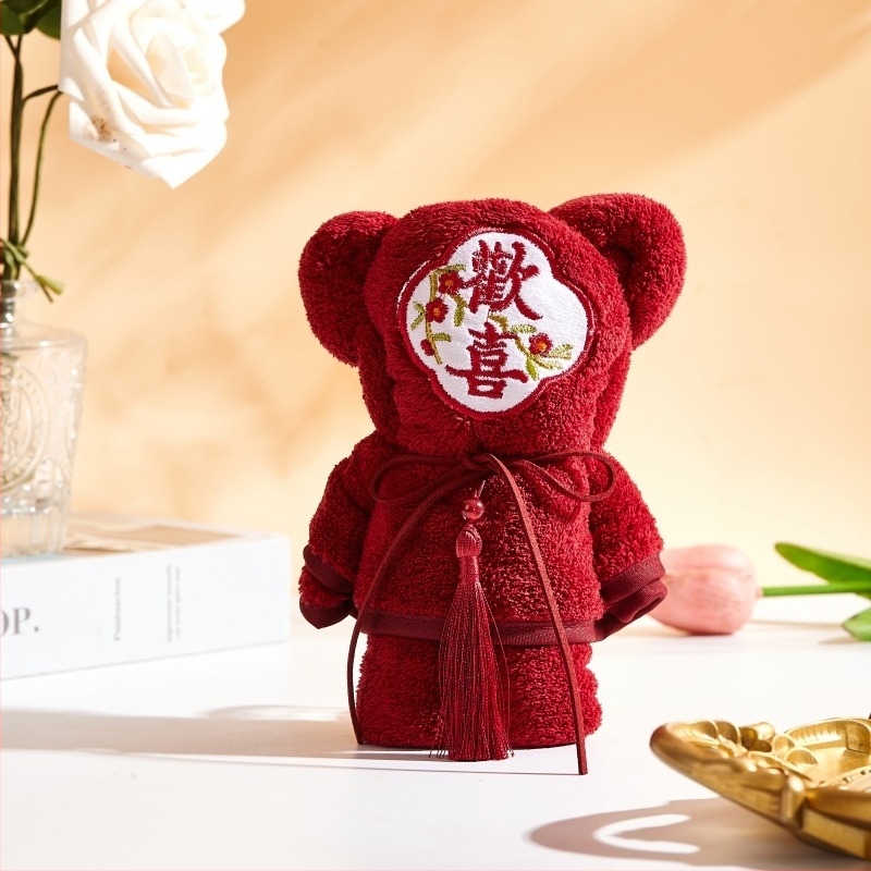 Kötött anyagú, hímzett maci törölköző – esküvői és koszorúslányok ajándéka, 21 szál, hímzés és varrás, 80–100 g, törölköző típus: törölköző/arc törölköző