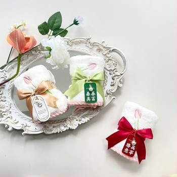 Tulipános bojtos törölköző – szövet, importált, esküvői kiegészítő