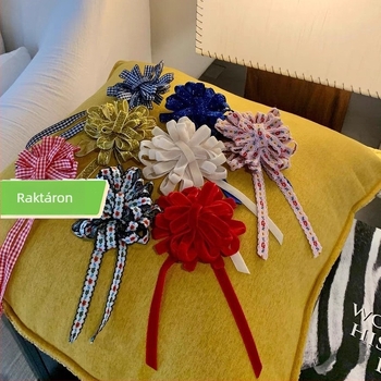 Virág alakú brooch, kevert anyagok, ragasztóval készült, dekoratív és kettős használat, egyszerű stílus