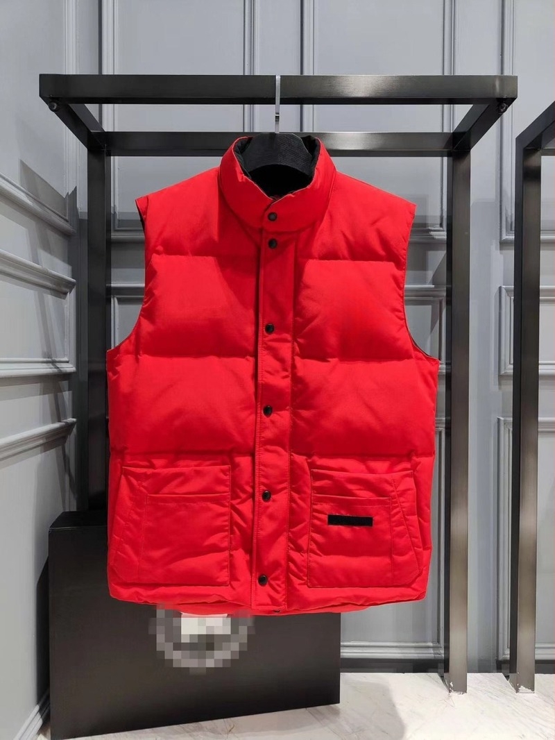 Mellény tollal töltött, álló gallérral, cipzárral; töltet: lúd toll; tartalom: 81–85%; fő anyag: poliészter; hossz: 50–65 cm