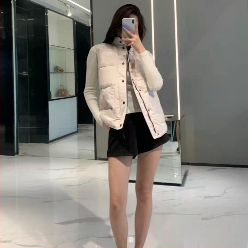 Mellény tollal töltött, álló gallérral, cipzárral; töltet: lúd toll; tartalom: 81–85%; fő anyag: poliészter; hossz: 50–65 cm