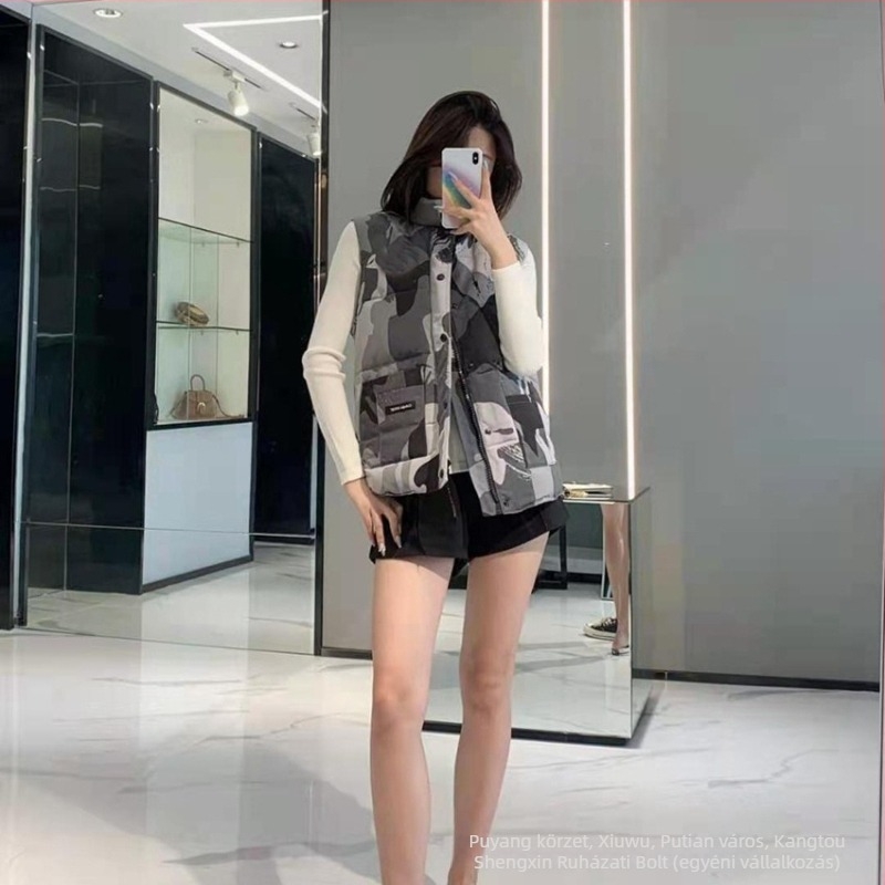 Mellény tollal töltött, álló gallérral, cipzárral; töltet: lúd toll; tartalom: 81–85%; fő anyag: poliészter; hossz: 50–65 cm