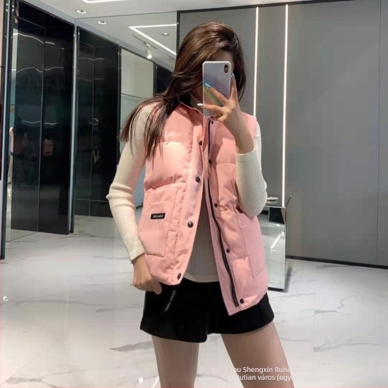 Mellény tollal töltött, álló gallérral, cipzárral; töltet: lúd toll; tartalom: 81–85%; fő anyag: poliészter; hossz: 50–65 cm