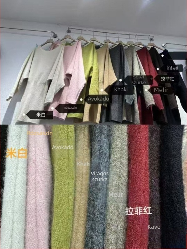 Kötött hosszú ujjú ruha, magas derékkal, csípőn szorosan követő sziluett, egyszínű, band gallér, ősz 2025