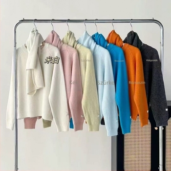 Sálgalléros kapucnis kötött pulóver, csíkos mintázat, poliészter-akril keverék, szabványos hossz