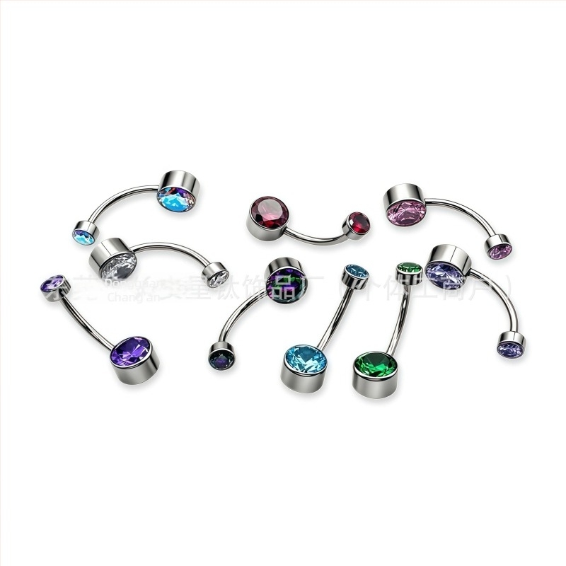 Köldök piercing: hengeres bezel-beállítású cirkón, belső menet, polírozott titánötvözet G23 (ASTM F136)