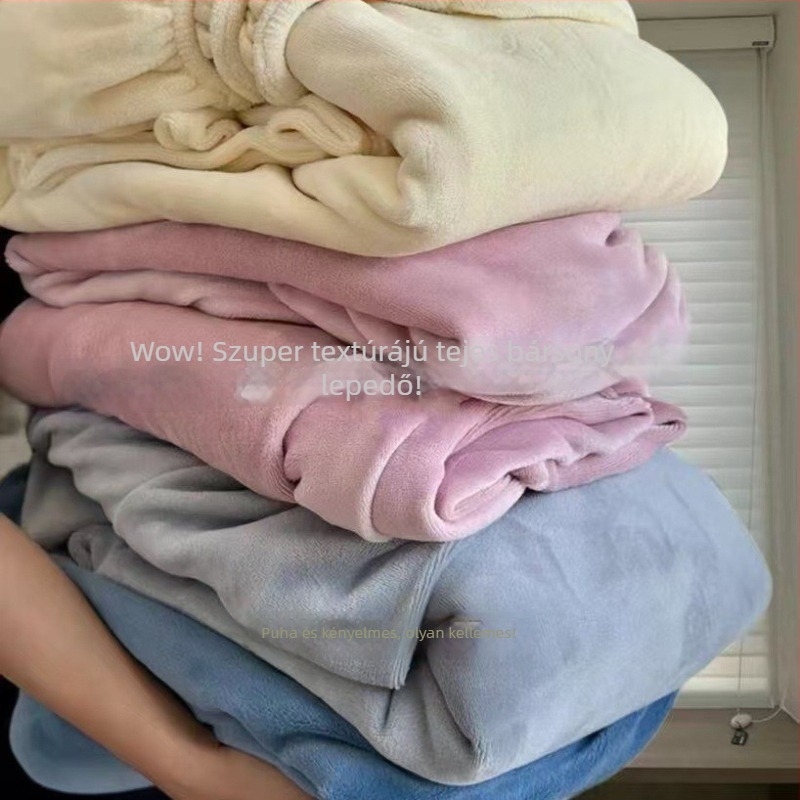 Egyszemélyes ágyhoz illő velúr lepedő, egyszínű, tejfehér velúr, meleg matracvédő, minimalist design, vastag ágytakaró