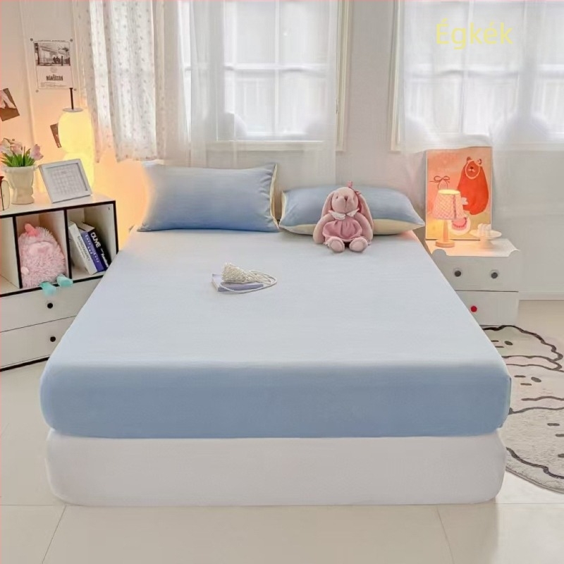 Egyszemélyes ágyhoz illő velúr lepedő, egyszínű, tejfehér velúr, meleg matracvédő, minimalist design, vastag ágytakaró