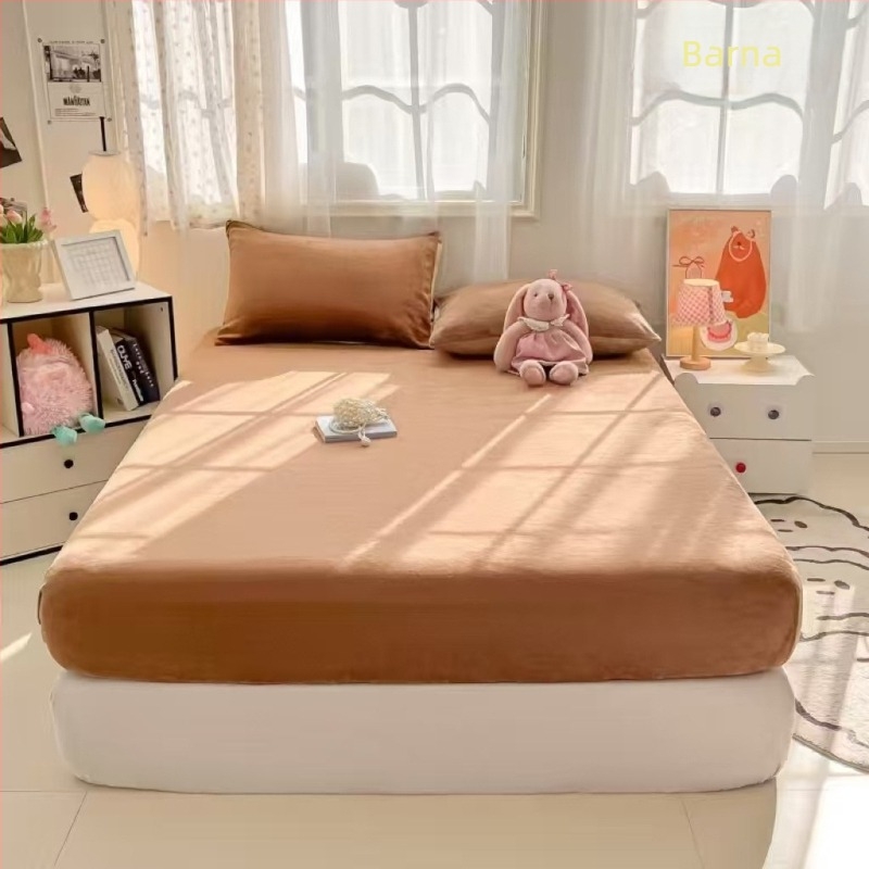 Egyszemélyes ágyhoz illő velúr lepedő, egyszínű, tejfehér velúr, meleg matracvédő, minimalist design, vastag ágytakaró