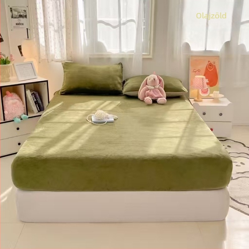 Egyszemélyes ágyhoz illő velúr lepedő, egyszínű, tejfehér velúr, meleg matracvédő, minimalist design, vastag ágytakaró