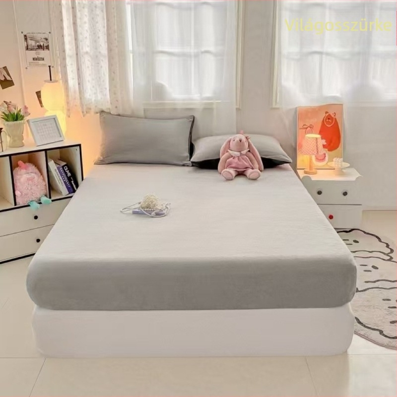 Egyszemélyes ágyhoz illő velúr lepedő, egyszínű, tejfehér velúr, meleg matracvédő, minimalist design, vastag ágytakaró
