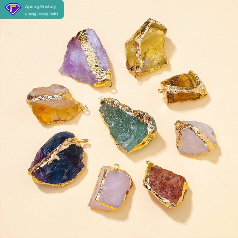 Aranyozott felületű természetes kristály nyers kő medálos nyaklánc, szabálytalan alak, modern minimalist stílus, PP zacskóban csomagolva; ideális ajándék esküvőkre, születésnapokra, diplomaosztóra és utazásokra