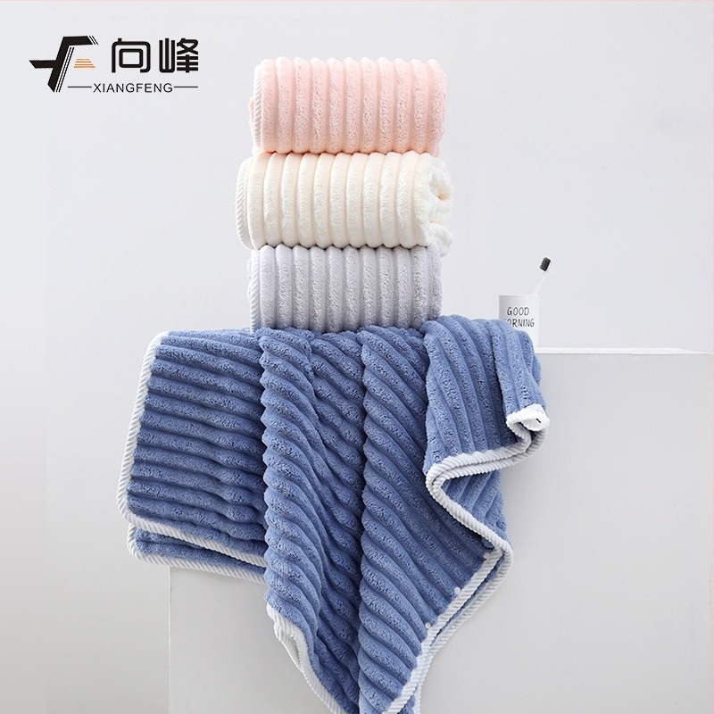 Korall fleeces törölköző készlet: törölköző, hajszárító sapka és zuhany sapka; 21s fonat, 150D, sima szövés; súly 485 g