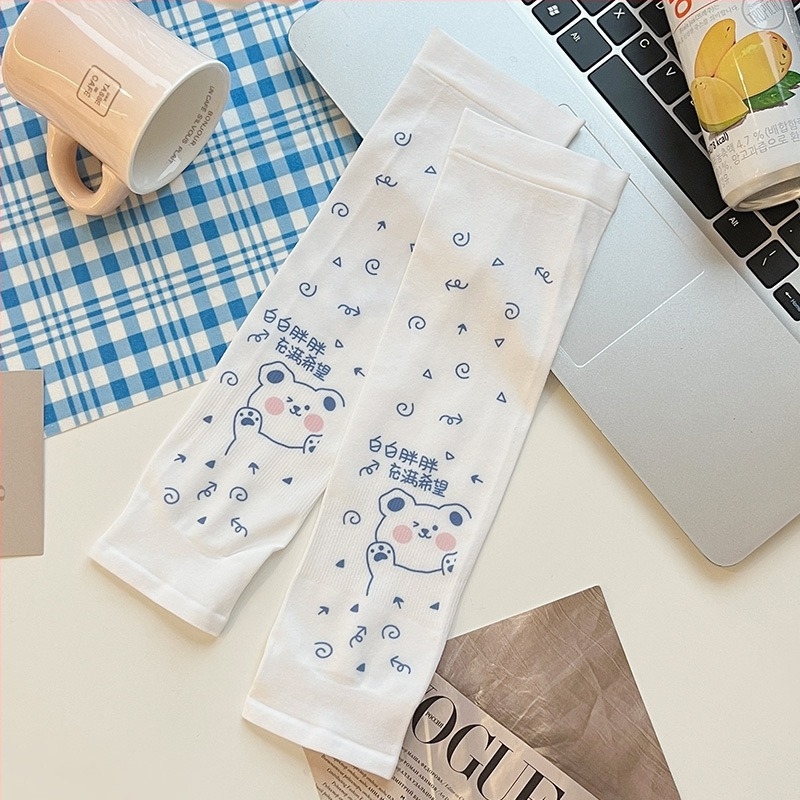 Gyerekeknek szóló UV-védő karvédő, monokróm jacquard mintázat, anyag: textil, 8–13 éveseknek