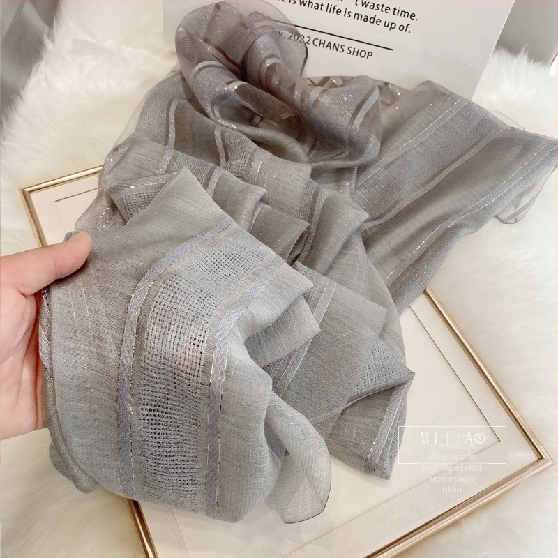 Selyem és akril keverék sál aranyszálas csíkokkal, hímzett, warp knitted technikával, Hangzhou eredet