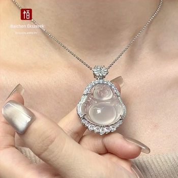 Kínai stílusú jégfehér chalcedon Buddha medál ezüstös bevonattal, hópehely motívummal, jade-szerű kő