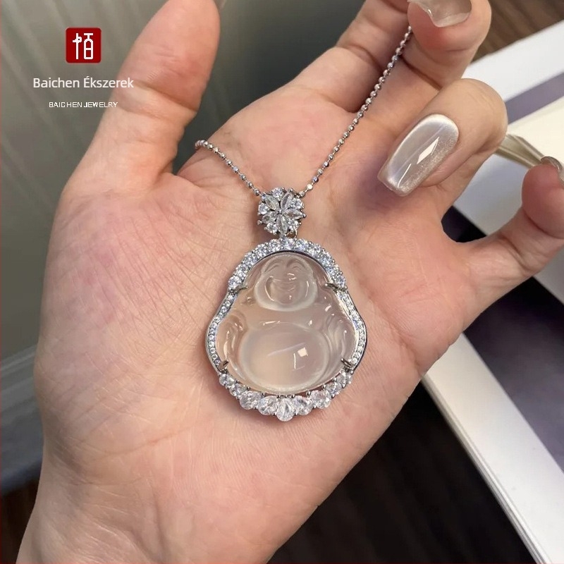 Kínai stílusú jégfehér chalcedon Buddha medál ezüstös bevonattal, hópehely motívummal, jade-szerű kő