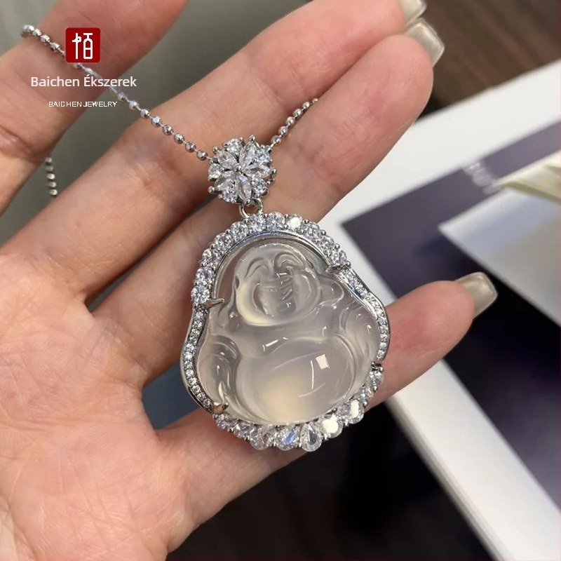 Kínai stílusú jégfehér chalcedon Buddha medál ezüstös bevonattal, hópehely motívummal, jade-szerű kő