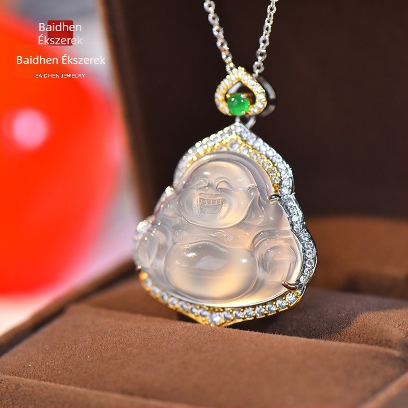 Kínai stílusú jégfehér chalcedon Buddha medál ezüstös bevonattal, hópehely motívummal, jade-szerű kő