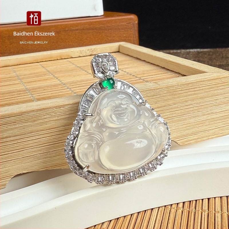 Kínai stílusú jégfehér chalcedon Buddha medál ezüstös bevonattal, hópehely motívummal, jade-szerű kő