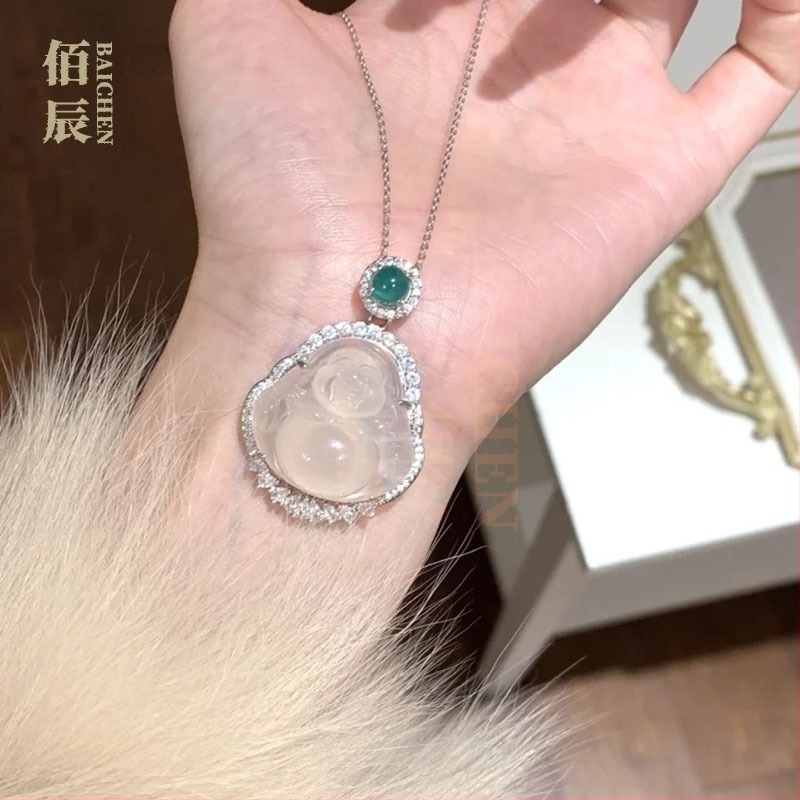 Kínai stílusú jégfehér chalcedon Buddha medál ezüstös bevonattal, hópehely motívummal, jade-szerű kő