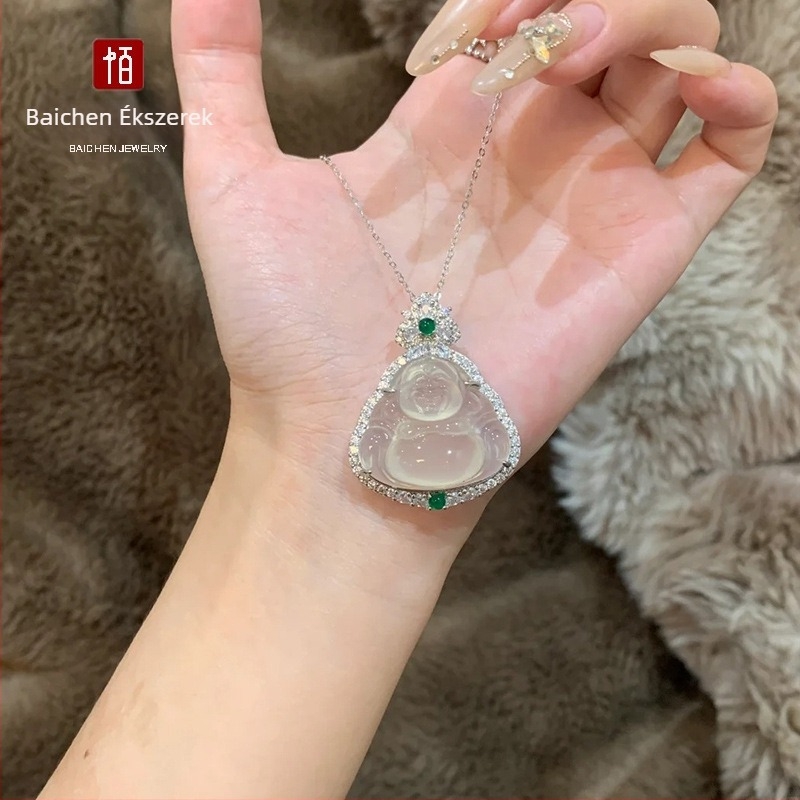 Kínai stílusú jégfehér chalcedon Buddha medál ezüstös bevonattal, hópehely motívummal, jade-szerű kő