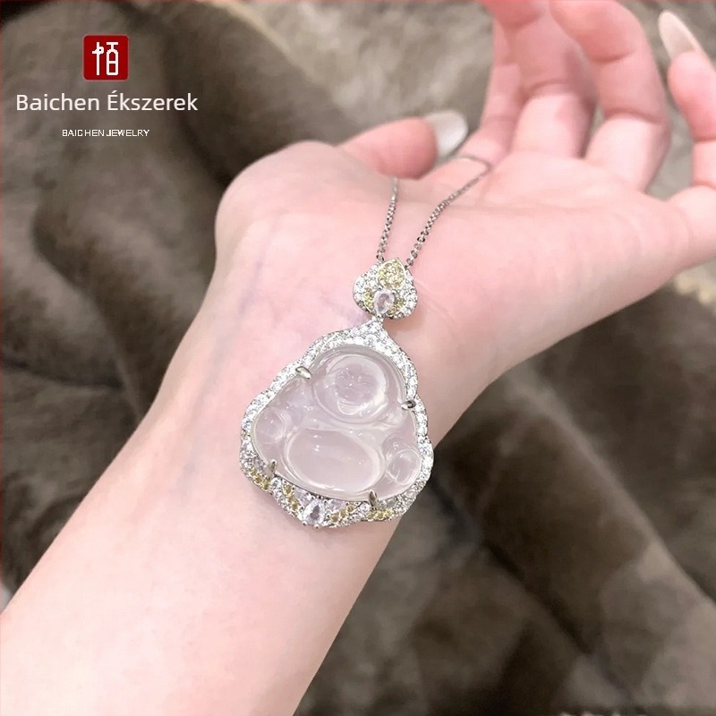 Kínai stílusú jégfehér chalcedon Buddha medál ezüstös bevonattal, hópehely motívummal, jade-szerű kő