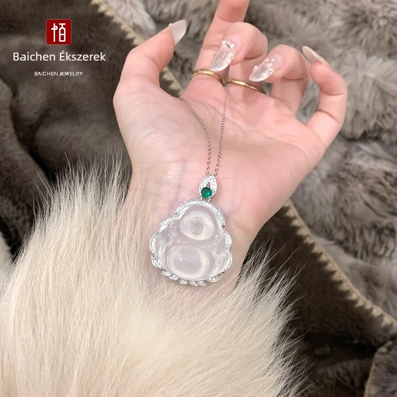 Kínai stílusú jégfehér chalcedon Buddha medál ezüstös bevonattal, hópehely motívummal, jade-szerű kő