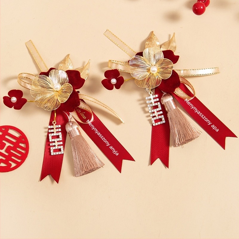 Esküvői corsage készlet selyem virágokkal, kézzel készített kitűzők a menyasszony, a vőlegény és a szülők számára