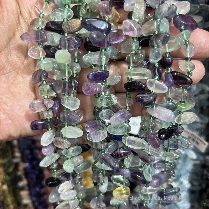 Természetes kőből készült szabad gyöngyök — vízcsepp alak, farkasfog formájú, oldalról fúrt, kapoccsal