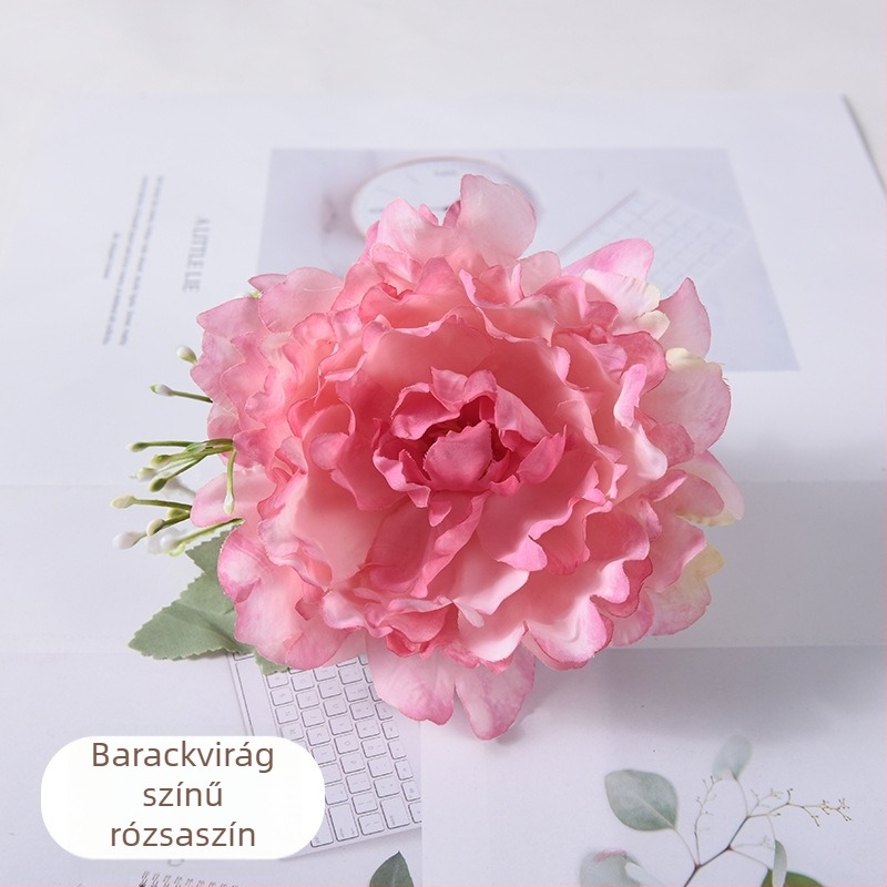 Skandináv stílusú függönyklipsz művirágú bazsarózsával – elegáns, minimalist dekoráció esküvői szobához