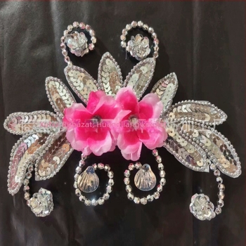 Fejfedő strasszokkal négyzetes tánc — anyag: műanyag/rezin, nemzeti stílus, szív minta, testreszabható