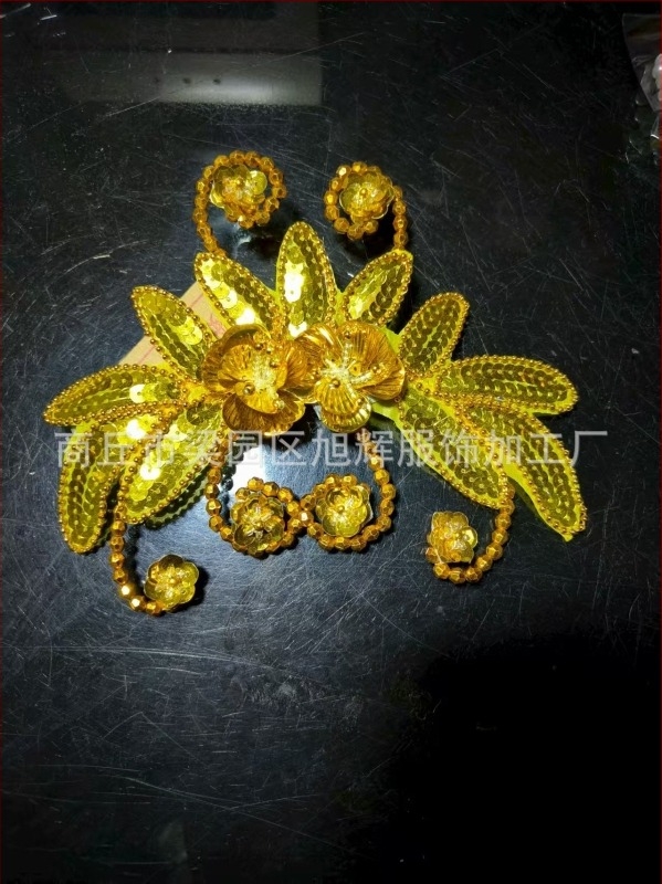 Fejfedő strasszokkal négyzetes tánc — anyag: műanyag/rezin, nemzeti stílus, szív minta, testreszabható