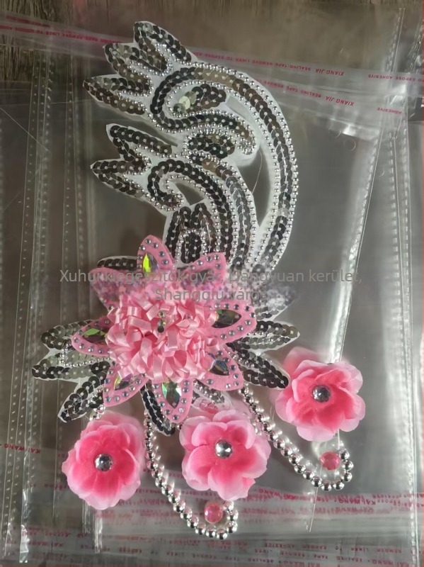 Fejfedő strasszokkal négyzetes tánc — anyag: műanyag/rezin, nemzeti stílus, szív minta, testreszabható