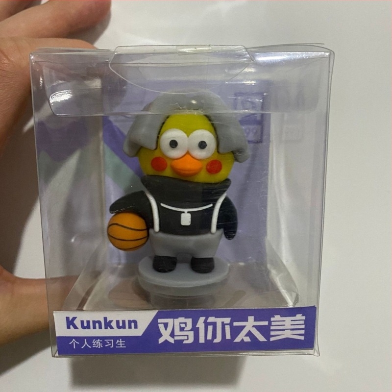 PVC kulcstartó figura Cai Xukun (KUNKUN) ihletésével – diplomás ajándék kollégáknak, tömeges csomagolású promóciós ajándék
