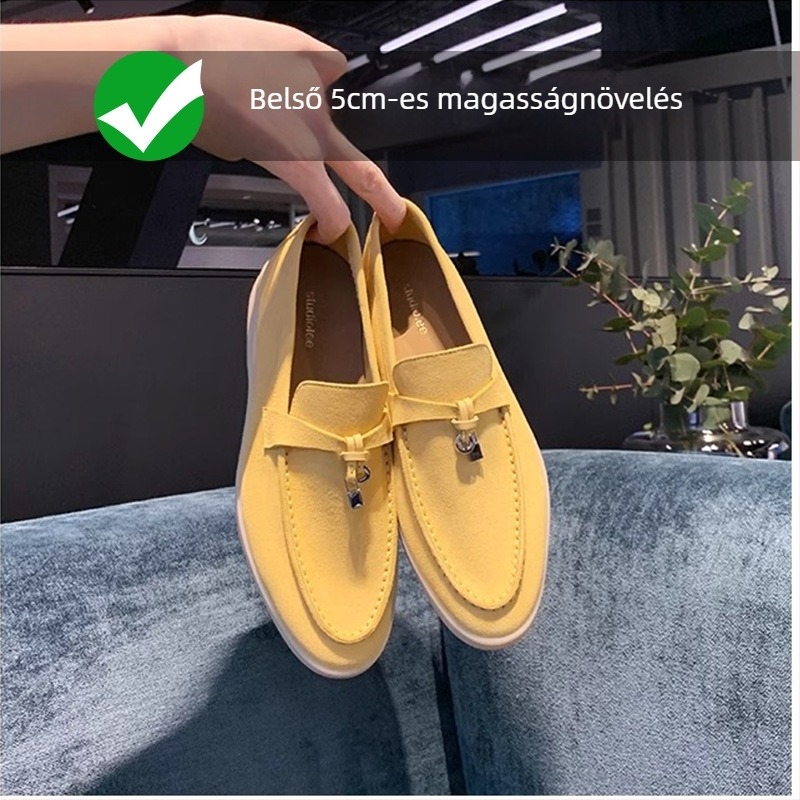 Női mokaszín bojtokkal és csattal, mikrofiber felső rész, gumitalp, középmagas sarok 3–6 cm