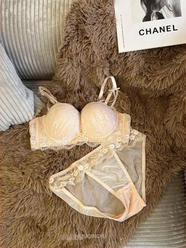 Nylon csipkés melltartó készlet, 1/2 kosár formázott kosár, vékony felső rész és vastag alsó rész, fix dupla vállpántok, hátsó három sor kapocs