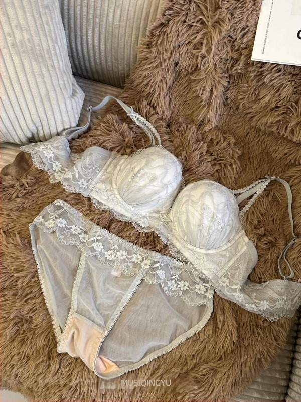 Nylon csipkés melltartó készlet, 1/2 kosár formázott kosár, vékony felső rész és vastag alsó rész, fix dupla vállpántok, hátsó három sor kapocs