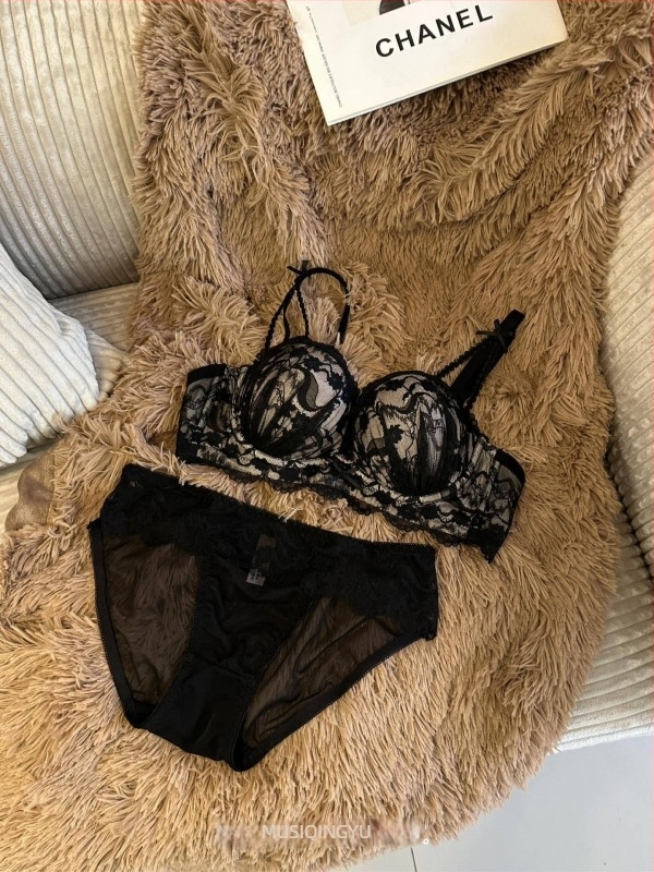 Nylon csipkés melltartó készlet, 1/2 kosár formázott kosár, vékony felső rész és vastag alsó rész, fix dupla vállpántok, hátsó három sor kapocs