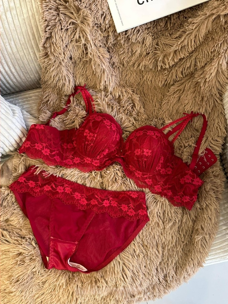 Nylon csipkés melltartó készlet, 1/2 kosár formázott kosár, vékony felső rész és vastag alsó rész, fix dupla vállpántok, hátsó három sor kapocs