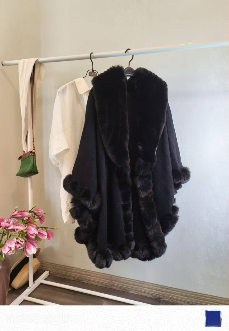 Női köpeny műnyúl szőr gallérral – laza szabás, monokróm minta, jacquard szövet, kötött