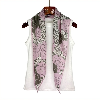 Selyem–gyapjú sál gyémánt szegéllyel és kaméliás mintával, háromszög alakú, digitális nyomtatás, téli melegű kiegészítő