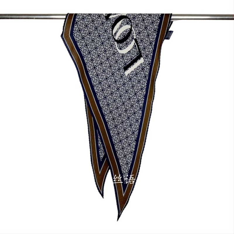 Selyem–gyapjú sál gyémánt szegéllyel és kaméliás mintával, háromszög alakú, digitális nyomtatás, téli melegű kiegészítő