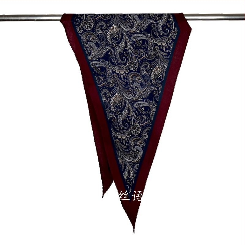 Selyem–gyapjú sál gyémánt szegéllyel és kaméliás mintával, háromszög alakú, digitális nyomtatás, téli melegű kiegészítő