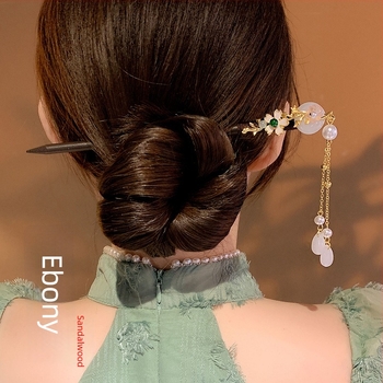 Fából készült hajtű füzérrel, kínai stílusú, masni kötés részlettel, egyedi csomagolásban, esküvőre (Tavasz 2025)