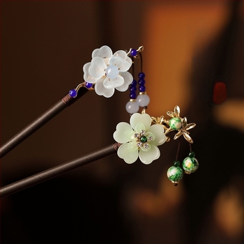 Fából készült hajtű füzérrel, kínai stílusú, masni kötés részlettel, egyedi csomagolásban, esküvőre (Tavasz 2025)