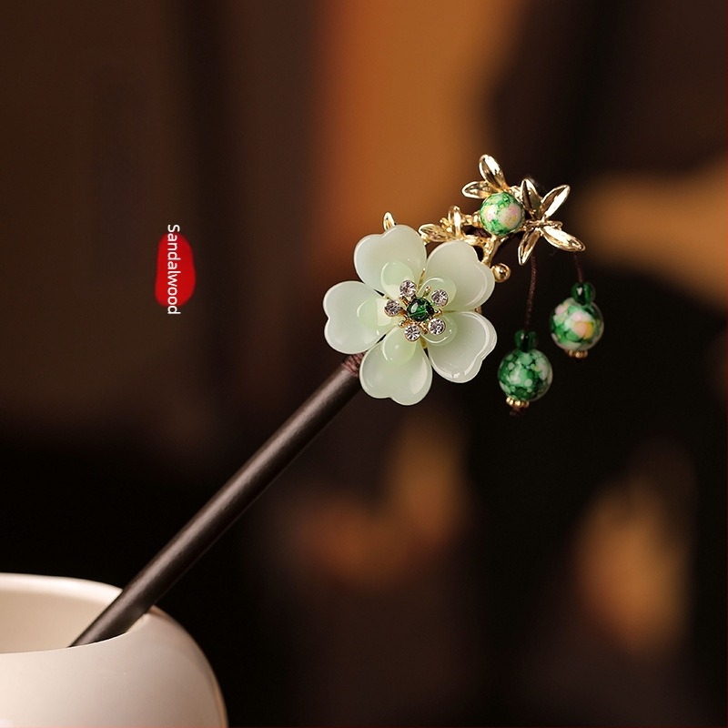 Fából készült hajtű füzérrel, kínai stílusú, masni kötés részlettel, egyedi csomagolásban, esküvőre (Tavasz 2025)