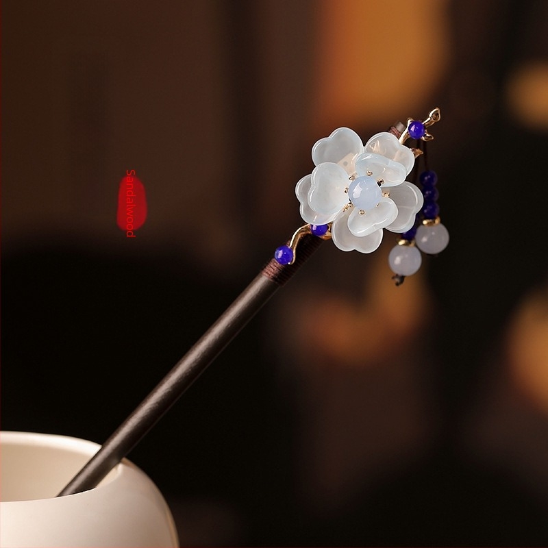 Fából készült hajtű füzérrel, kínai stílusú, masni kötés részlettel, egyedi csomagolásban, esküvőre (Tavasz 2025)