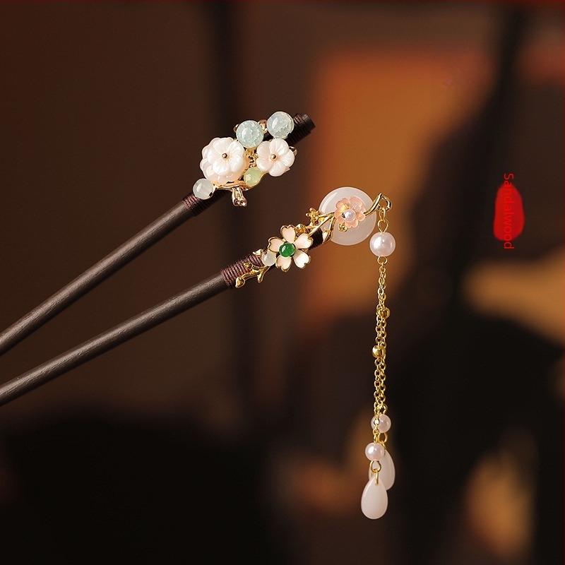 Fából készült hajtű füzérrel, kínai stílusú, masni kötés részlettel, egyedi csomagolásban, esküvőre (Tavasz 2025)